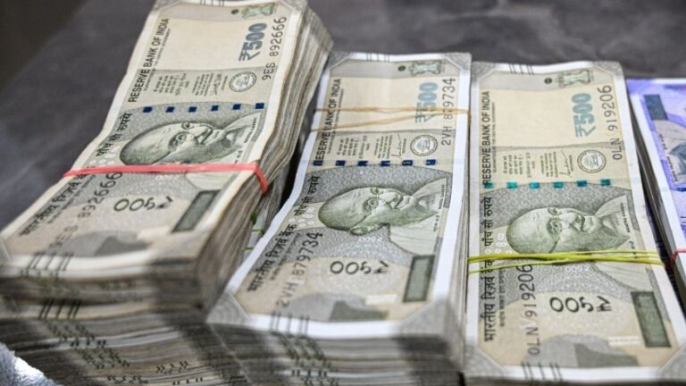 आगरा की हींग की मंडी में शू ट्रेडर के यहां चोरी के मामले में पुलिस द्वारा बरामद नकदी