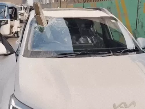 Agra Metro construction site accident wooden sleeper falls on car glass near Khandari