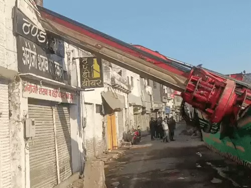 Agra Metro Crane Accident Liquor Shop Damage Pratap Pura Thakur Pawan Singh