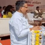 मंत्री के भाषण में बिजली गुल होने के बाद बिना माइक बोलते हुए