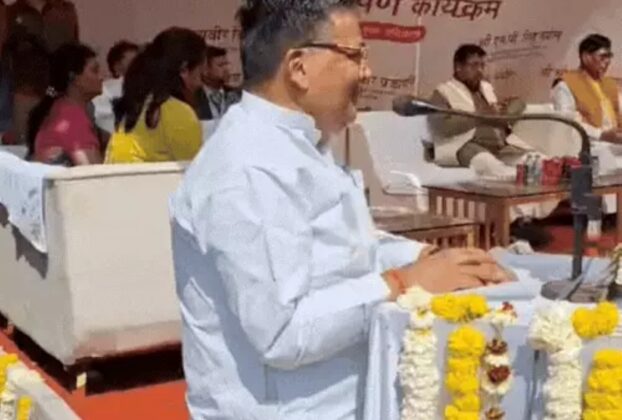 मंत्री के भाषण में बिजली गुल होने के बाद बिना माइक बोलते हुए