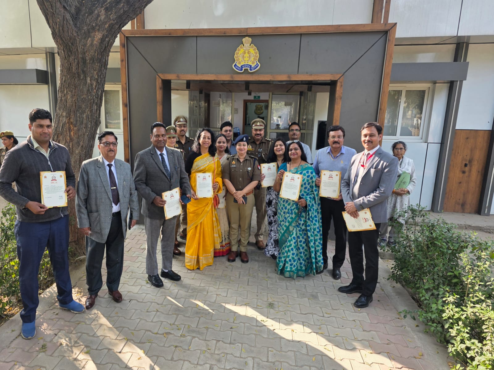 Agra Police Parivar Paramarsh Kendra Counselors Honored Taj News