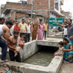 Agra News children fell in open drain Jagdishpura rescued by neighbor protest Nagar Nigam 2026