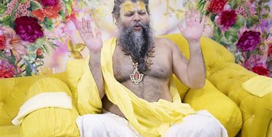 वृंदावन आश्रम के बाहर बेकाबू कार फुटपाथ पर चढ़ी, महिला श्रद्धालु घायल