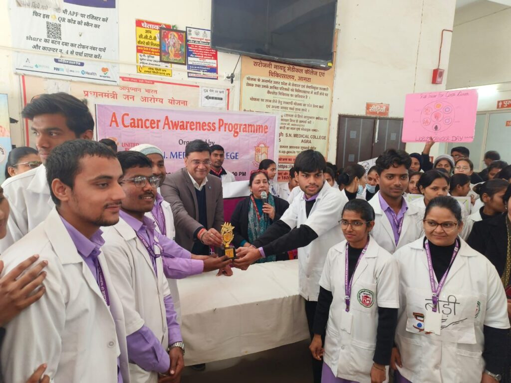 SN Medical College Agra World Cancer Day awareness rally and street play students holding posters
