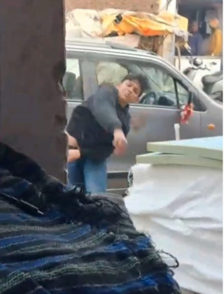 खेरागढ़ में वायरल हुए CCTV वीडियो का एक स्क्रीनशॉट जिसमें वाहन और हमलावर दिख रहा है