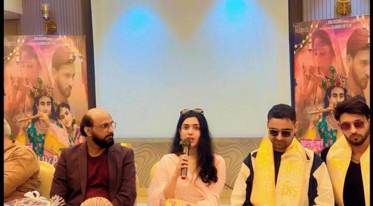 athva Sur music video launch event Agra Poonam Plaza Suraj Tiwari Navya Agnihotri Karan Chaudhary