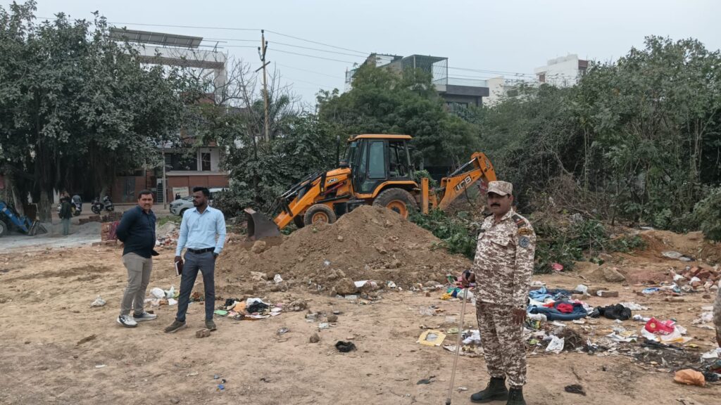 Anti encroachment drive in Sector 11 by Awas Vikas Parishad, JCB machine destroying illegal construction, Editor in Chief Thakur Pawan Singh Taj News