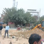 Anti encroachment drive in Sector 11 by Awas Vikas Parishad, JCB machine destroying illegal construction, Editor in Chief Thakur Pawan Singh Taj News