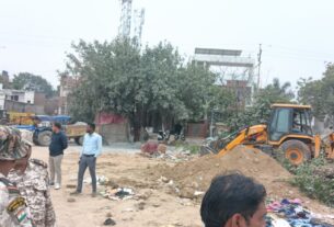 Anti encroachment drive in Sector 11 by Awas Vikas Parishad, JCB machine destroying illegal construction, Editor in Chief Thakur Pawan Singh Taj News