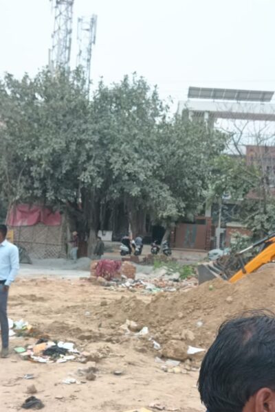 Anti encroachment drive in Sector 11 by Awas Vikas Parishad, JCB machine destroying illegal construction, Editor in Chief Thakur Pawan Singh Taj News
