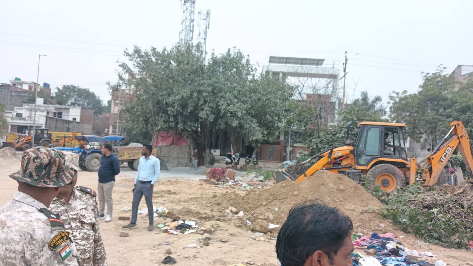 Anti encroachment drive in Sector 11 by Awas Vikas Parishad, JCB machine destroying illegal construction, Editor in Chief Thakur Pawan Singh Taj News