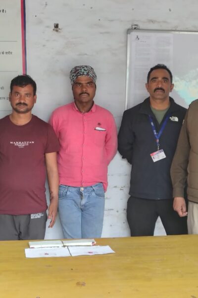 GRP Agra Cantt police team arrests two notorious mobile thieves at railway station, recovers stolen phones, Inspector Vikas Saxena