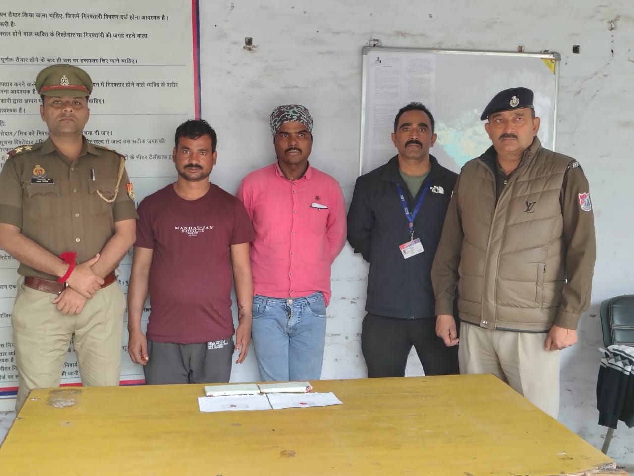 GRP Agra Cantt police team arrests two notorious mobile thieves at railway station, recovers stolen phones, Inspector Vikas Saxena