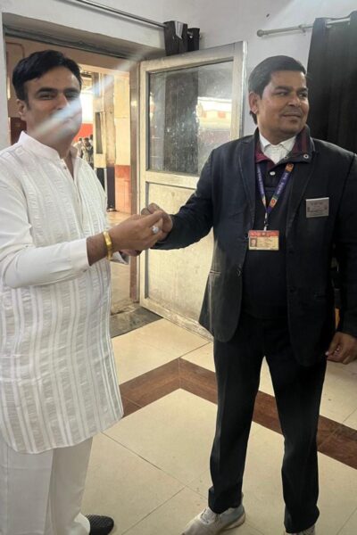 Indian Railway TTI Ram Kumar Yadav returns lost gold ring to passenger in train 12189 Agra Cantt, Editor in Chief Thakur Pawan Singh Taj News