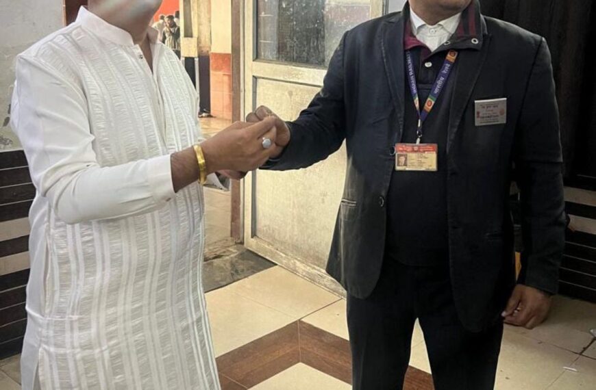 Indian Railway TTI Ram Kumar Yadav returns lost gold ring to passenger in train 12189 Agra Cantt, Editor in Chief Thakur Pawan Singh Taj News