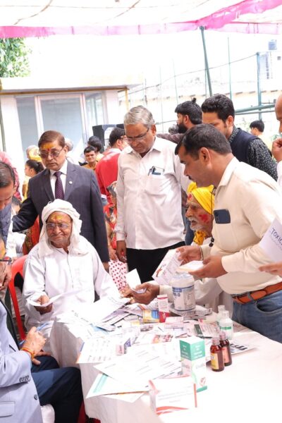 Free health camp by Lions Club Agra Vishal and Diabetes Forum in Baldeo Mathura Taj News report