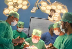 एस एन मेडिकल कॉलेज आगरा में डॉक्टरों की टीम ने किया बच्चे के ब्रेन ट्यूमर का सफल ऑपरेशन