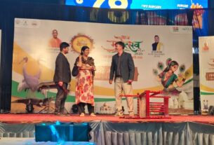 ताज महोत्सव 2026 में नाटक एक टूटी हुई कुर्सी का भावनात्मक मंचन