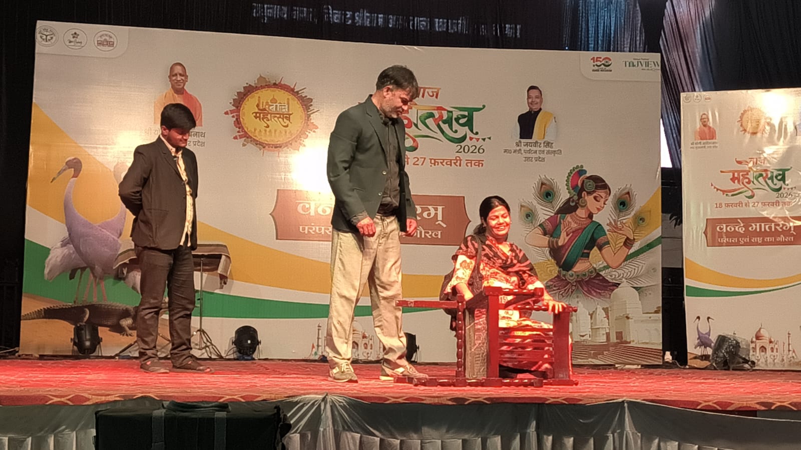 ताज महोत्सव 2026 में नाटक एक टूटी हुई कुर्सी का मंचन करते कलाकार