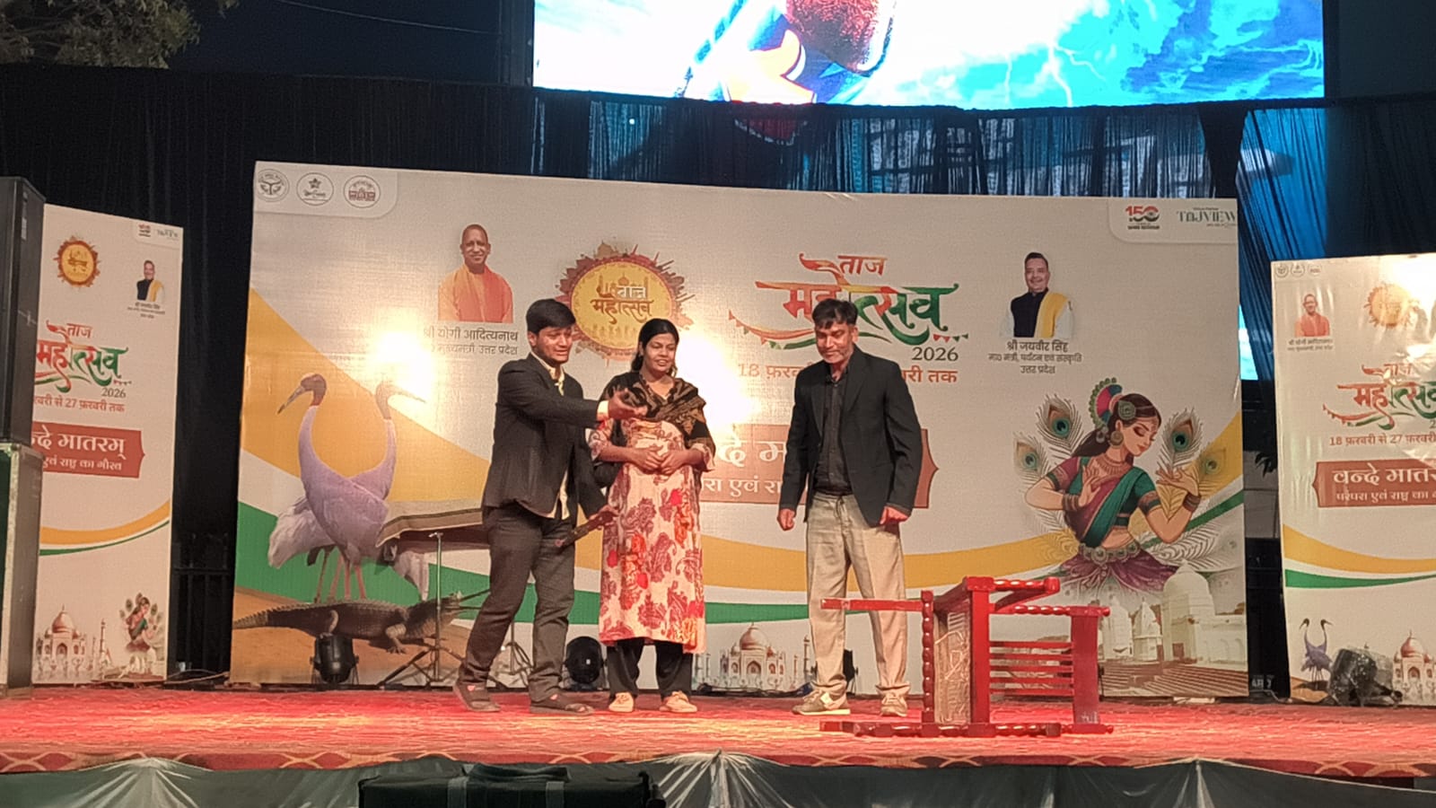 नाटक एक टूटी हुई कुर्सी में भावनाओं को व्यक्त करते कलाकार