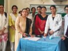एसएन मेडिकल कॉलेज के महिला छात्रावास में छात्राओं की हीमोग्लोबिन जांच