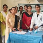 एसएन मेडिकल कॉलेज के महिला छात्रावास में छात्राओं की हीमोग्लोबिन जांच