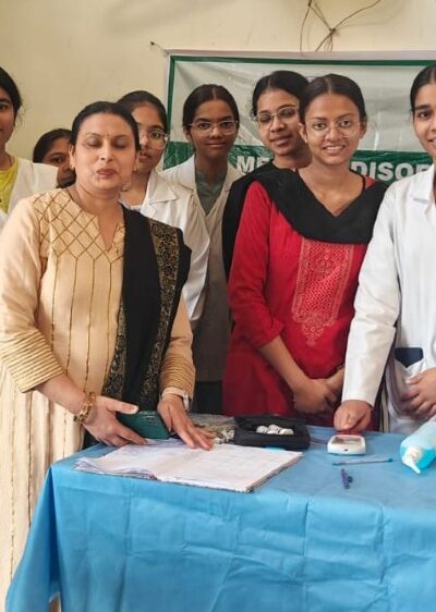 एसएन मेडिकल कॉलेज के महिला छात्रावास में छात्राओं की हीमोग्लोबिन जांच