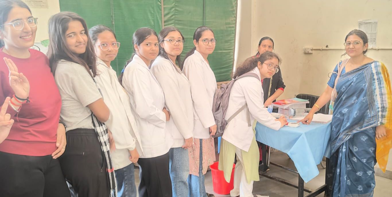 एसएन मेडिकल कॉलेज में आयरन टैबलेट्स का वितरण