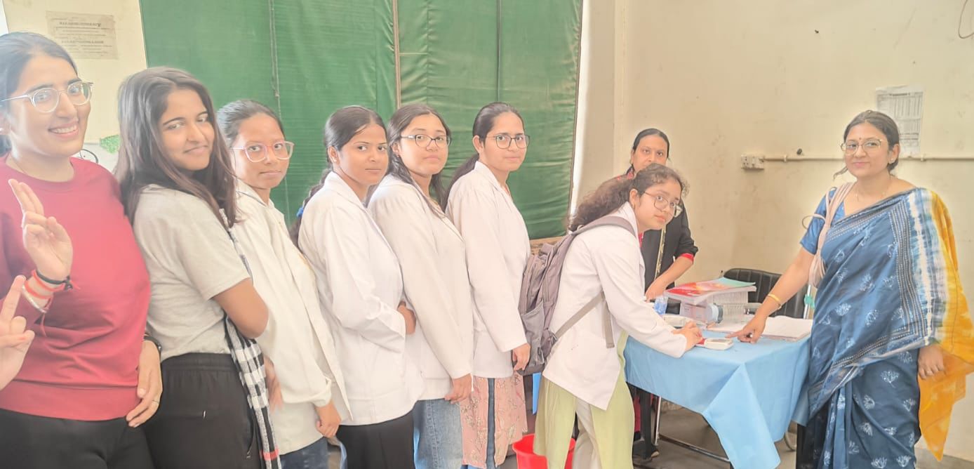 एसएन मेडिकल कॉलेज में एमबीबीएस छात्राओं की हीमोग्लोबिन जांच