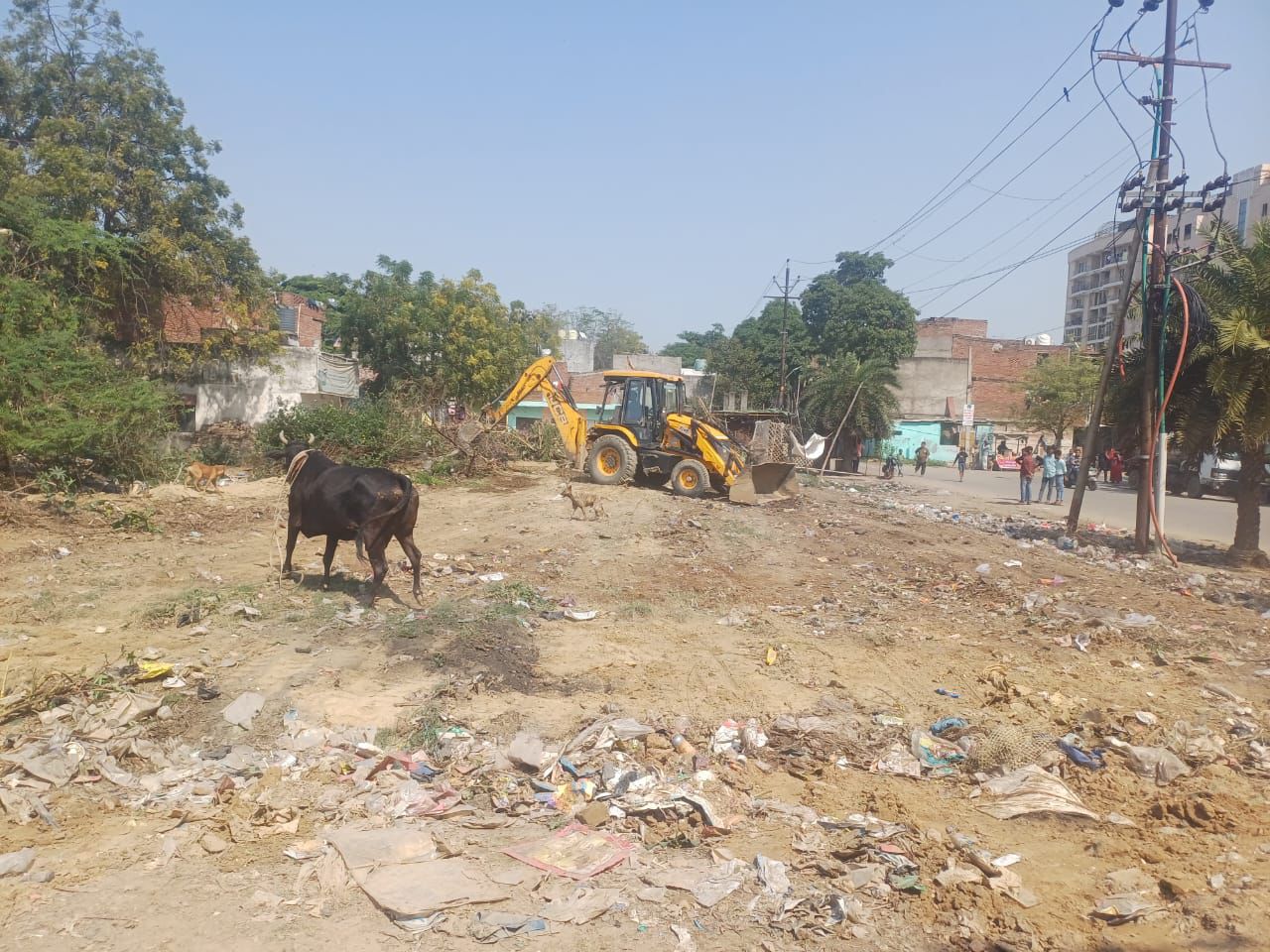 आवास विकास परिषद की जेसीबी से कार्रवाई