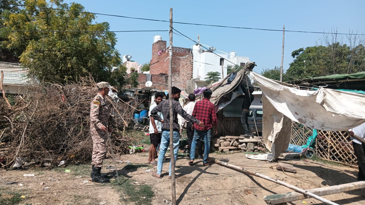 आगरा में सरकारी जमीन पर चला बुलडोजर