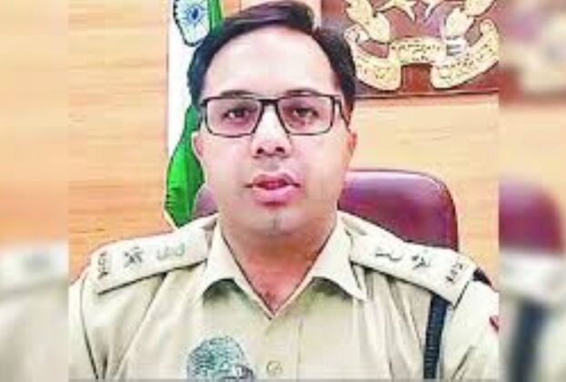 Agra Police Action Case 1 Dauki Arrest Case 2 Khera Rathore Warrantee Taj News