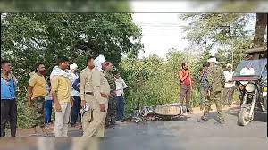 जयपुर हाईवे पर हादसे का दृश्य, ट्रक और क्षतिग्रस्त बाइक