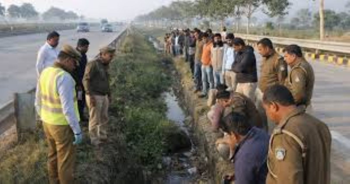 यमुना एक्सप्रेसवे पर पुलिस और फॉरेंसिक टीम घटनास्थल पर जांच करती हुई