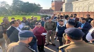 आईबी अधिकारी विनीता शर्मा ताजमहल में सुरक्षा जवानों से बातचीत करती हुई