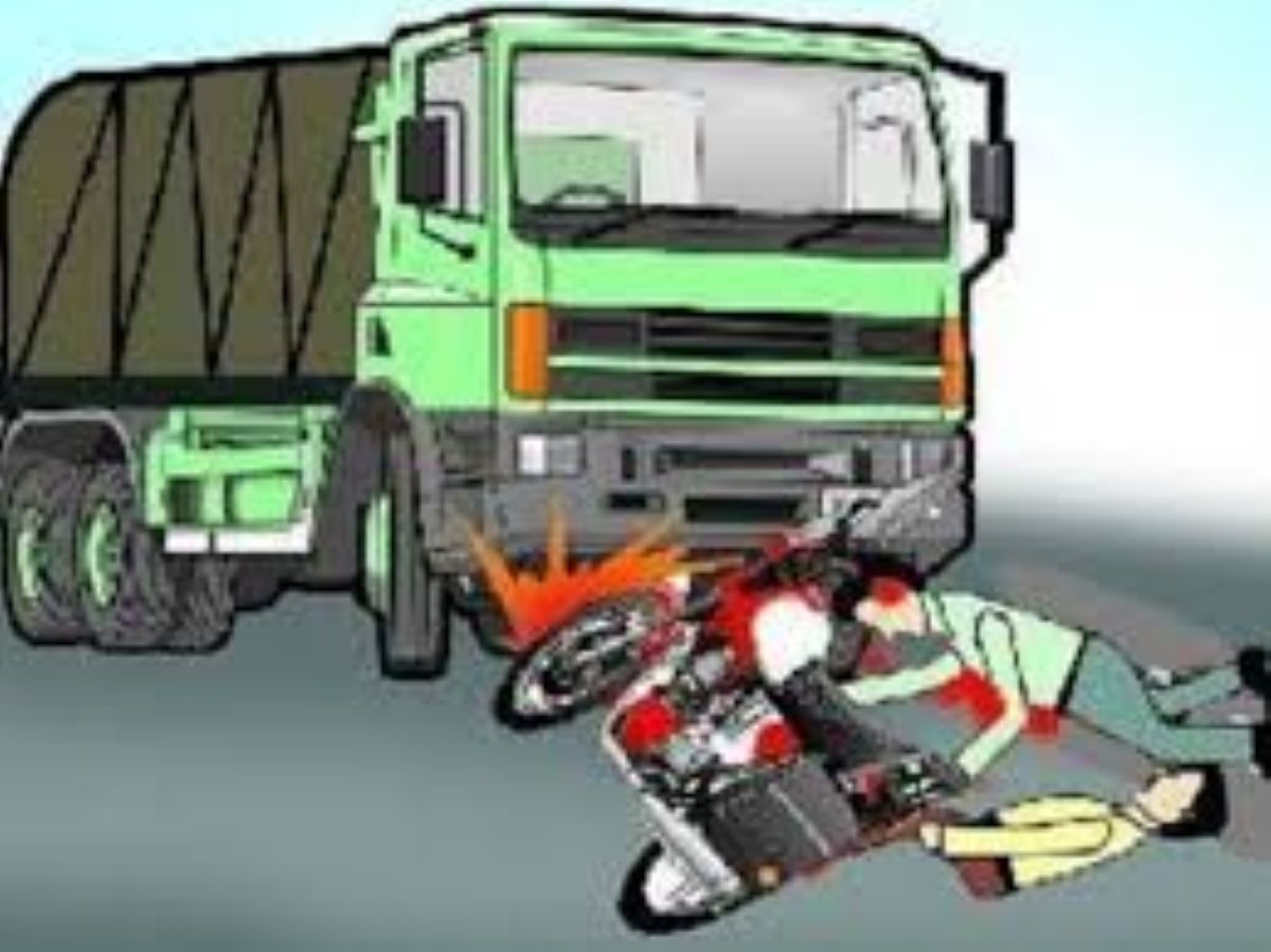 जयपुर हाईवे पर हादसे का दृश्य, ट्रक और क्षतिग्रस्त बाइक