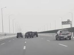 ज़ रफ्तार कार और भारत में सड़क हादसे का दृश्य, एक्सप्रेसवे पर दुर्घटनाओं का खतरा