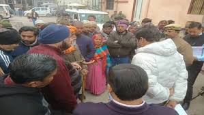 Agra Mangal Bazar Dispute Deori Road street vendors protest at Collectorate DM Arvind Bangari news