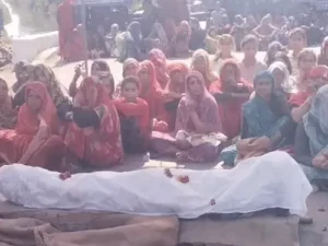 Protest in Lalitpur with dead body after UP Minister son Fortuner accident kills two youths.