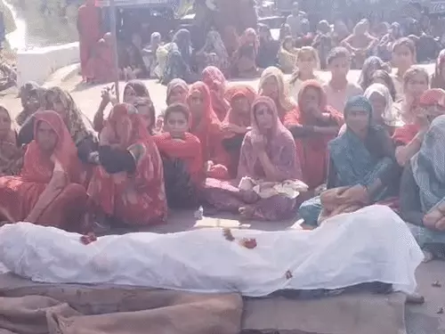 Protest in Lalitpur with dead body after UP Minister son Fortuner accident kills two youths.