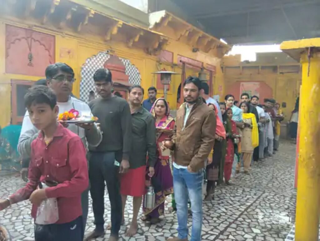 Agra Mahashivratri 2026 Devotees Queue Prithvinath Temple Thakur Pawan Singh Taj News