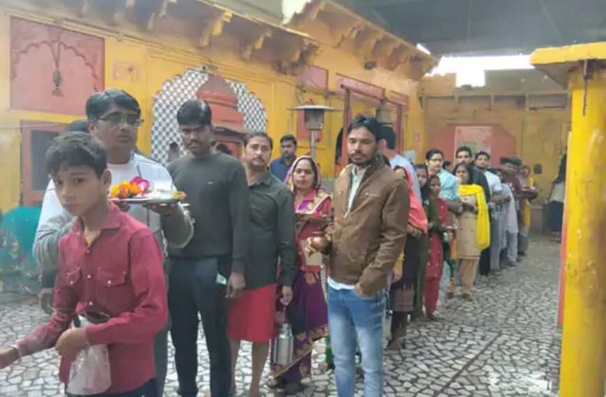Agra Mahashivratri 2026 Devotees Queue Prithvinath Temple Thakur Pawan Singh Taj News