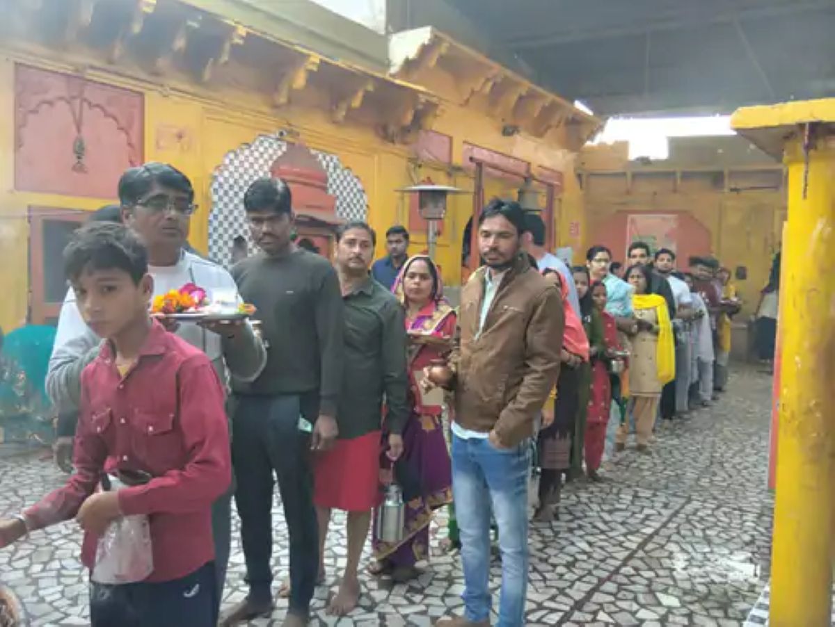 Agra Mahashivratri 2026 Devotees Queue Prithvinath Temple Thakur Pawan Singh Taj News