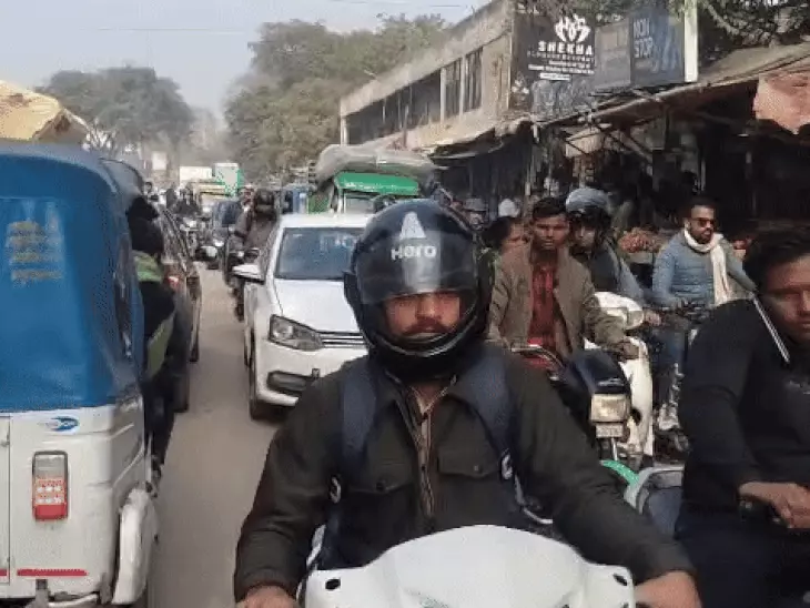 Agra Traffic Jam on MG Road during Shab-e-Barat Metro construction barricading vehicles stuck