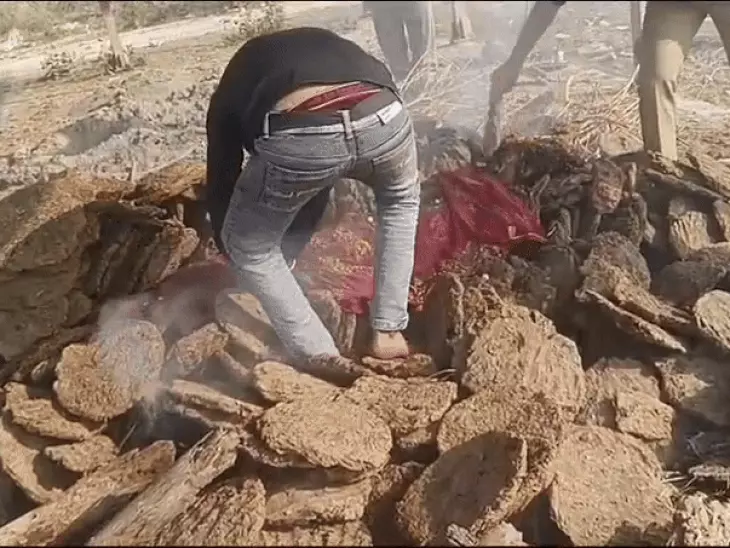 Agra Police Stops Funeral Live-in Partner Sana Ajit Jajau Village