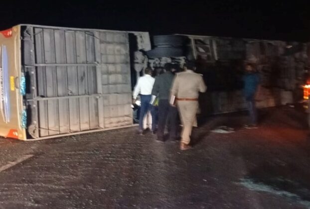 लखनऊ-आगरा एक्सप्रेसवे पर बस हादसा