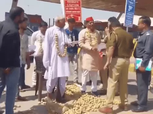 दरोगा ने पैर से रौंदे आलू