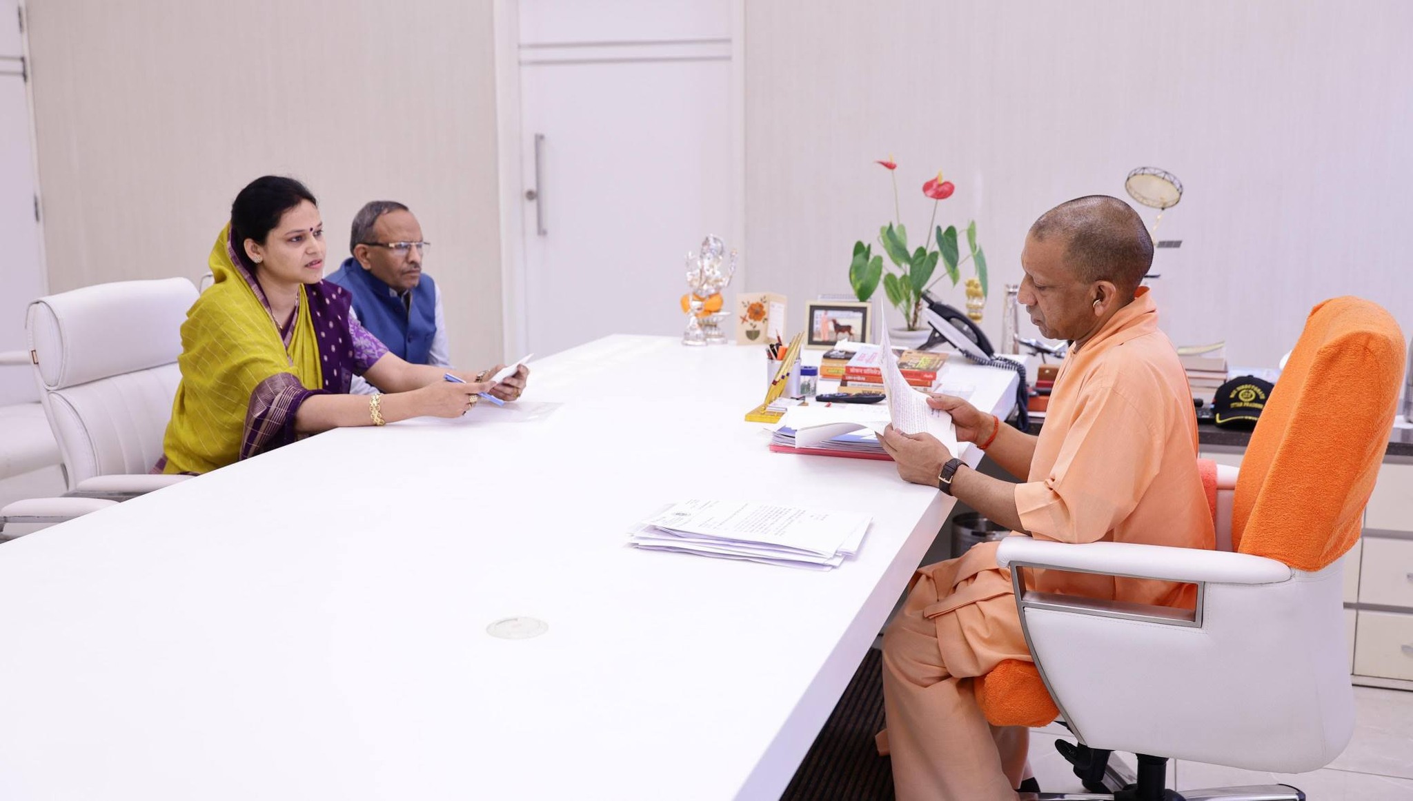 मुख्यमंत्री योगी आदित्यनाथ से मुलाकात करतीं जिला पंचायत अध्यक्ष मंजू भदौरिया