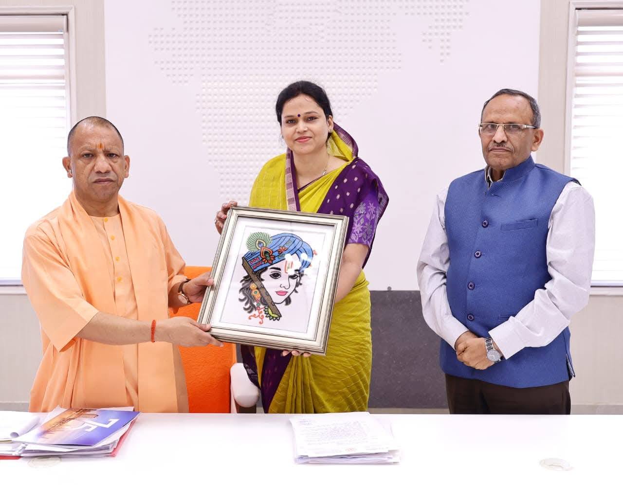 मुख्यमंत्री योगी से आगरा के विकास मुद्दों पर मुलाकात